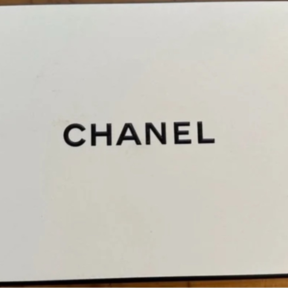 CHANEL Gold Necklace with Signature Emblem - Picture 6 of 7